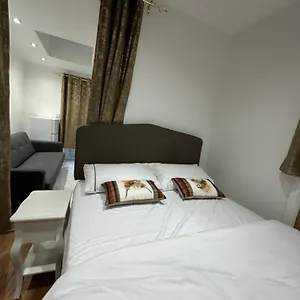 4th Flat With Private Own Bathroom A Luxury Family Setup And Furnished With Double Bed A Double Futon-sofa Bed A Single Futon Bed A Baby Cot And Garden And Free Parking Apartment