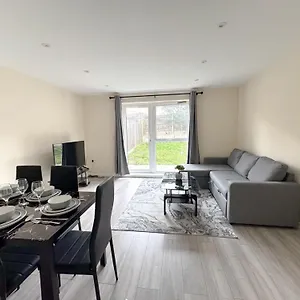 Newly Launched Two Bedroom House By Den Short Lets & Serviced With Garden Holiday home
